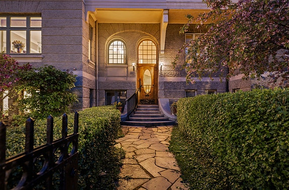 Velkommen til Oscars gate 69 - en ærverdig og sjeldent gjennomført eiendom beliggende i et av Oslos mest ettertraktede og prestisjefylte boligstrøk, midt på vakre Frogner.