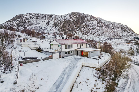 Velkommen til Sundsveien 304 - Presentert av EiendomsMegler1 Leknes. Foto: EFKT