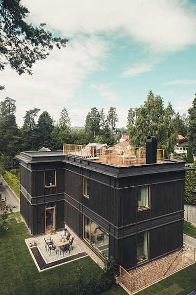 Huset er tegnet av Fjord arkitekter. Boligen ligger tilbaketrukket til på hyggelig tun bestående av 4 hus