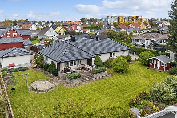 Eiendommen er flott opparbeidet med en stor hage som gir god boltreplass for store og små. Hagen er pent beplantet med ulike prydbusker og har i tillegg grønnsakshage, lekehytte og sandkasse for de minste i familien.