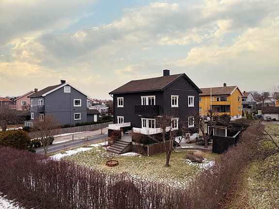 Øraveien 3A i Kongsten Hageby presenteres av Karl Robert Hansen i Krogsveen.
Fotograf; Kristoffer Kristiansen.