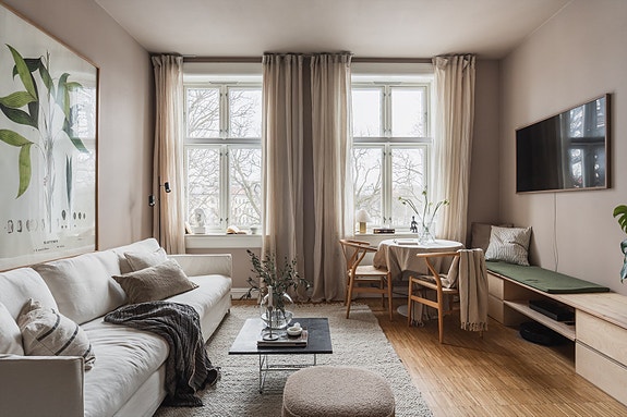 Lekker 3-roms i 4. etasje med sjelden parkside-beliggenhet, store vindusflater og vestvendt balkong mot stille bakgård. Foto: Dag Sandven.