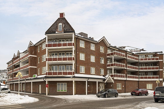 Emera Eiendomsmegling v/Solveig Granlund har gleden av å presentere Fjellhamarveien 58 - En meget sentral og trivelig 4-roms hjørneleilighet i byggets 2. etasje.