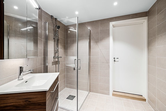 Moderne baderomsinnredning med god plass.