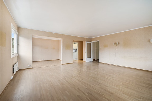 Stuen har delvis åpen løsning mot kjøkkenet