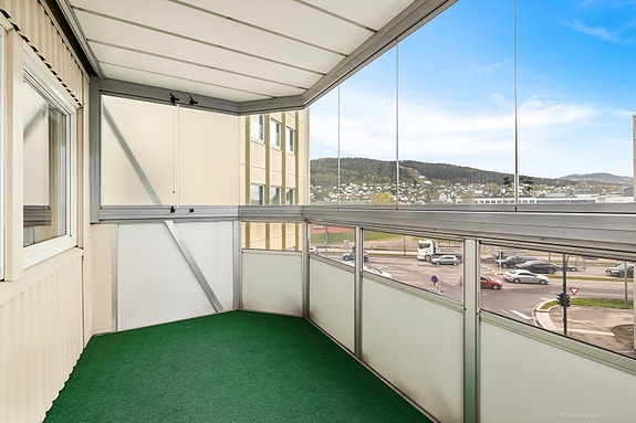 Fra stuen er det utgang til innglasset balkong på 7 kvm med god plass for utemøbler.
