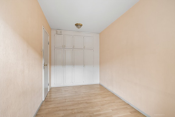 Soverom 2 med innebygd garderobe.