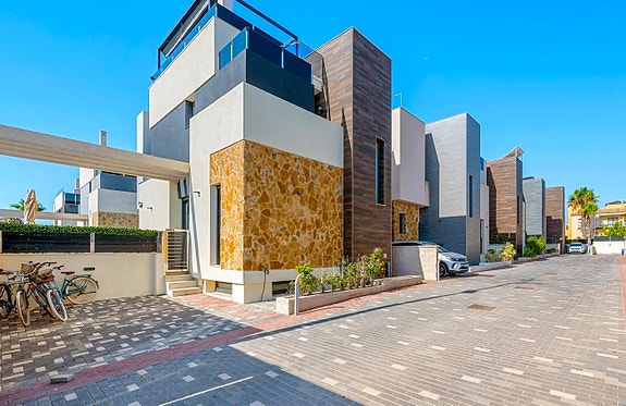 Se prisen! VILLA med 4 soverom og 4 bad | Basseng, takterrasse med havutsikt og romslig underetasje