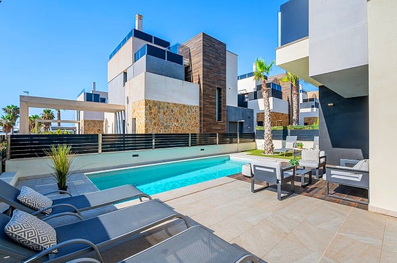 Se prisen! VILLA med 4 soverom og 4 bad | Basseng, takterrasse med havutsikt og romslig underetasje