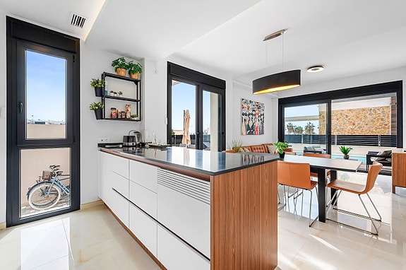 Se prisen! VILLA med 4 soverom og 4 bad | Basseng, takterrasse med havutsikt og romslig underetasje