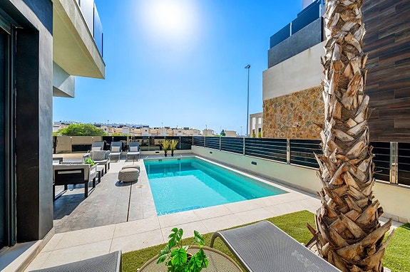 Se prisen! VILLA med 4 soverom og 4 bad | Basseng, takterrasse med havutsikt og romslig underetasje