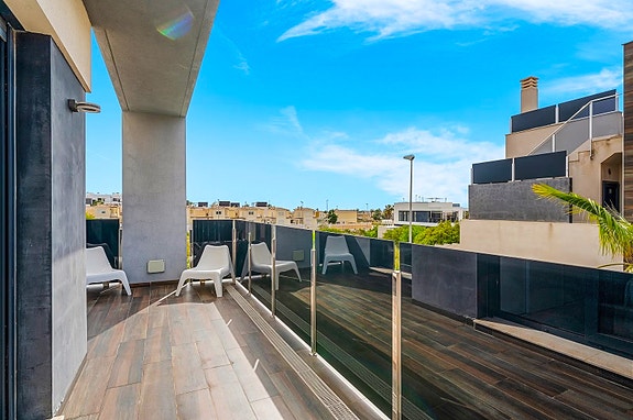 Se prisen! VILLA med 4 soverom og 4 bad | Basseng, takterrasse med havutsikt og romslig underetasje