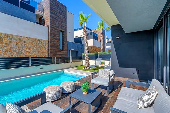 Se prisen! VILLA med 4 soverom og 4 bad | Basseng, takterrasse med havutsikt og romslig underetasje