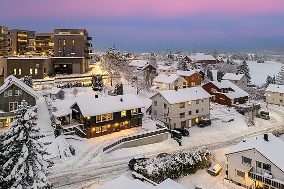 Flott beliggende enebolig på Skjettentoppen i Iduns vei 1B. Velkommen til visning.