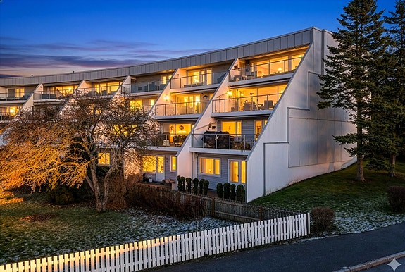 Støpte vestvendte balkonger med glassrekkverk gir gode solforhold og utsikt.
Foto: Fotoetcetera