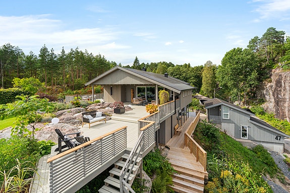 En attraktiv eiendom - en hyggelig familiebolig i skogkanten, med et meget pent opparbeidet uteområde.