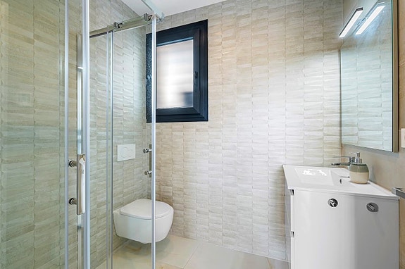 Eksklusiv villa med 4 soverom og 4 bad | Privat basseng, takterrasse med havutsikt og romslig underetasje