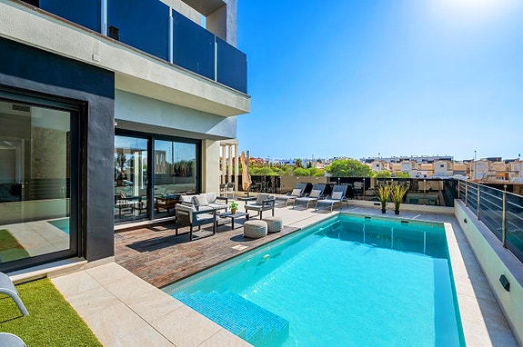 Eksklusiv villa med 4 soverom og 4 bad | Privat basseng, takterrasse med havutsikt og romslig underetasje