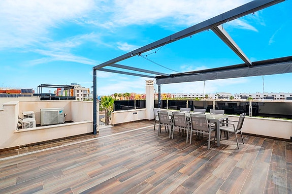 Eksklusiv villa med 4 soverom og 4 bad | Privat basseng, takterrasse med havutsikt og romslig underetasje