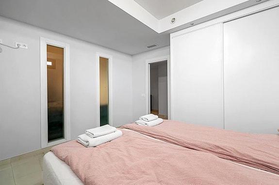 Eksklusiv villa med 4 soverom og 4 bad | Privat basseng, takterrasse med havutsikt og romslig underetasje