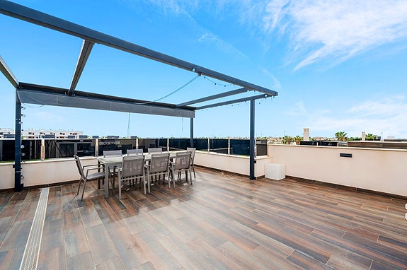 Eksklusiv villa med 4 soverom og 4 bad | Privat basseng, takterrasse med havutsikt og romslig underetasje