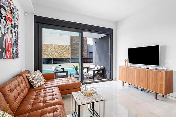 Eksklusiv villa med 4 soverom og 4 bad | Privat basseng, takterrasse med havutsikt og romslig underetasje