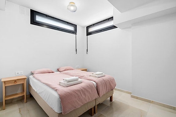 Eksklusiv villa med 4 soverom og 4 bad | Privat basseng, takterrasse med havutsikt og romslig underetasje