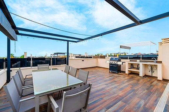 Eksklusiv villa med 4 soverom og 4 bad | Privat basseng, takterrasse med havutsikt og romslig underetasje