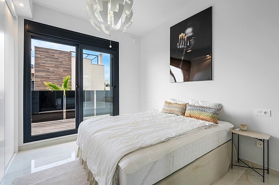 Eksklusiv villa med 4 soverom og 4 bad | Privat basseng, takterrasse med havutsikt og romslig underetasje