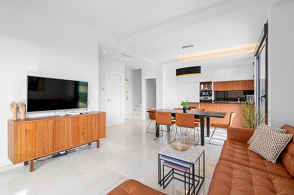 Eksklusiv villa med 4 soverom og 4 bad | Privat basseng, takterrasse med havutsikt og romslig underetasje