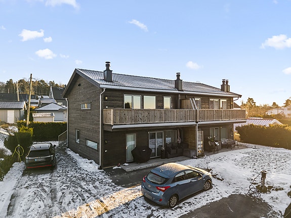 Bygningen har fasade av liggende bordkledning og er utstyrt med balkonger i tre.
Foto: Fotoetcetera