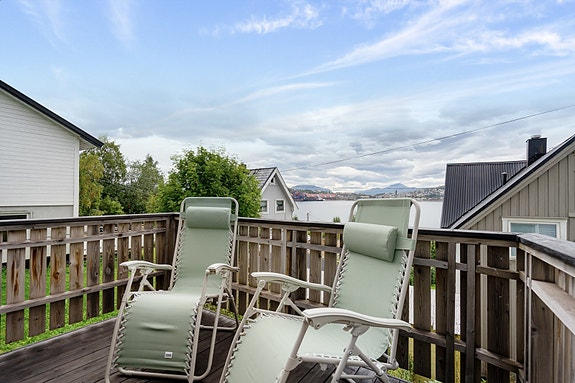 Egen solkrok med plass til solstoler- og senger - ideelt for late sommerdager med flott utsikt over fjorden