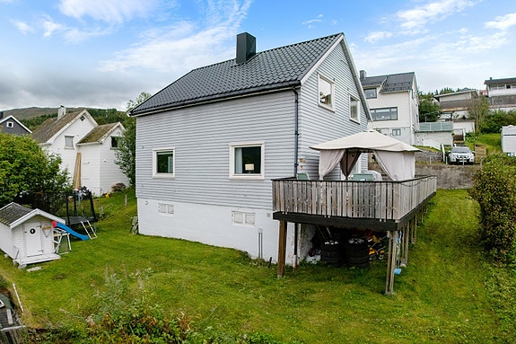 Stor og innbydende terrasse med god plass til både spisegruppe, grill og avslapning. Perfekt for sosiale sammenkomster eller rolige kvelder hjemme