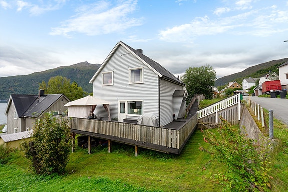 Eneboligen har en praktisk og oversiktlig tomt med plenarealer som er lettstelte