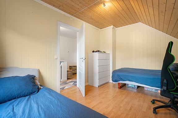 Soverom 3 - Lyst og trivelig soverom med skråtak og vindu som slipper inn godt med naturlig lys