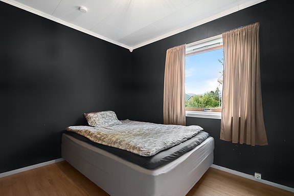 Soverom 1 - Fra soveromsvinduet har du utsyn mot hagen - et rolig og lunt soverom som gir en god start på dagen