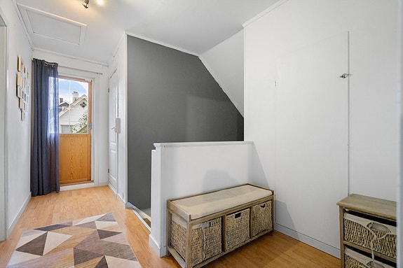 Fra gangen i 2.etasje er det utgang til en liten balkong, perfekt for et frisk pust i hverdagen