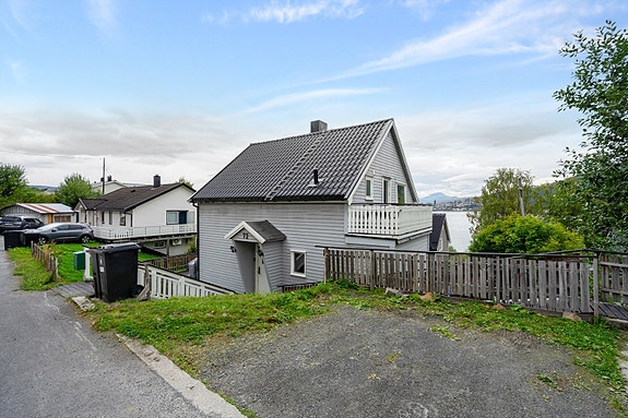 Eiendommen ligger fint til i et etablert boligområde, med gode solforhold og nydelig utsikt mot Narvik og fjellene rundt