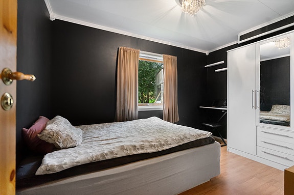 Soverom 1 - Hovedsoverom i 1.etasje med plass til dobbeltseng og garderobeløsning