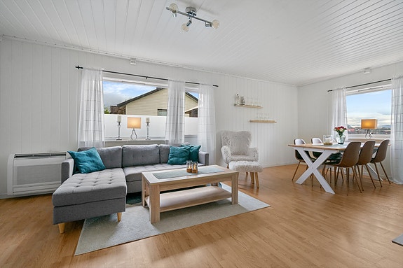Stuen har god plass til sofakrok og spisestue - perfekt for både hverdag og selskap