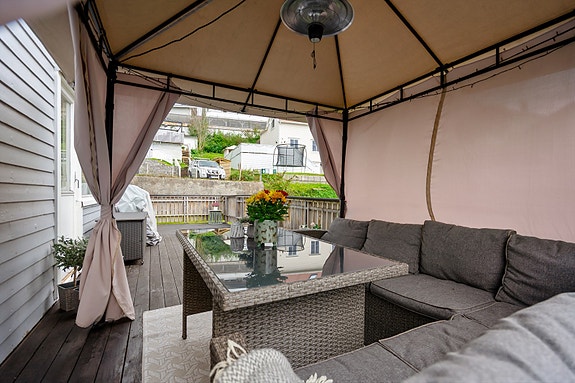 Koselig sittegruppe under paviljong - her kan man nyte utsikten uansett vær