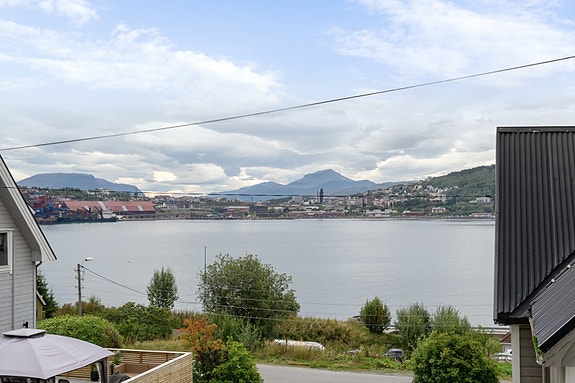 Fra eiendommen har man flott utsikt mot fjorden og byens nærområde
