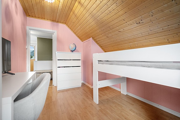 Soverom 4 - Skråtaket gir en lun atmosfære - ideelt som barnerom eller lekerom