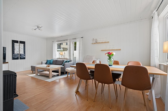 Luftig planløsning som gjør rommet lett å møblere og tilpasse etter behov - fra stue har du adkomst ut til verandaen