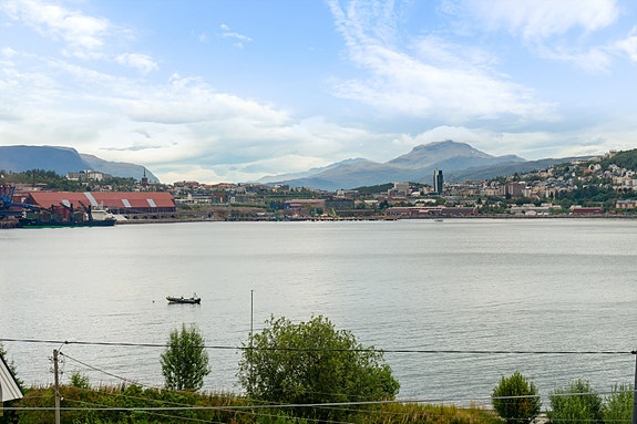 Utsikt mot Narvik ny og Ofotfjorden fra soveromsvinduet