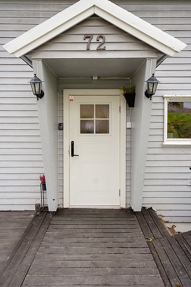 Inngangspartiet gir et ryddig førsteinntrykk med overbygg som skjermer mot vær og vind