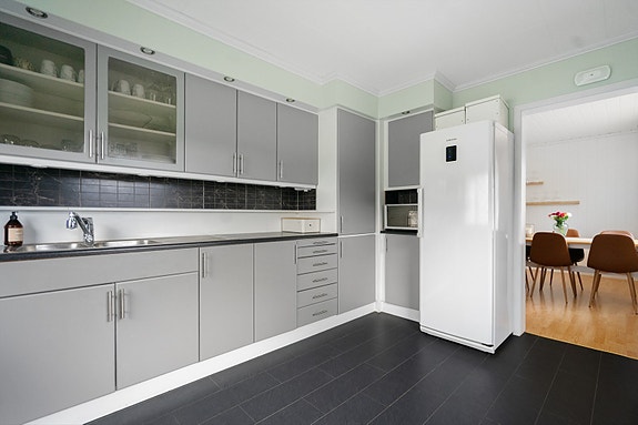 Praktisk kjøkken med rikelig skap- og benkeplass, samt plass til det du trenger i hverdagen