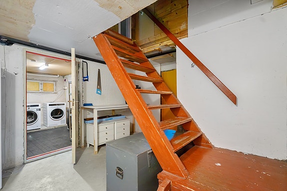 Kjelleretasjen er utstyrt med boder, vaskerom og gode muligheter for oppbevaring