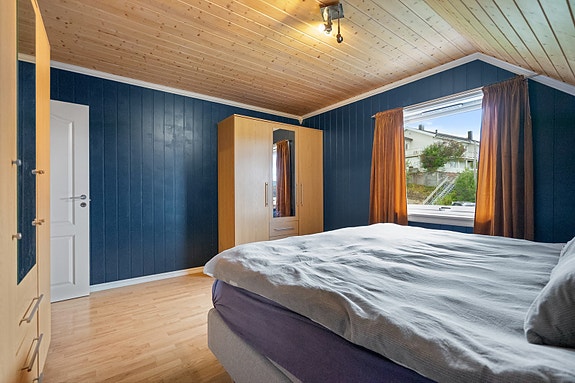 Soverom 2 - Soverommet har store vinduer som slipper inn godt med dagslys og gir en luftig atmosfære