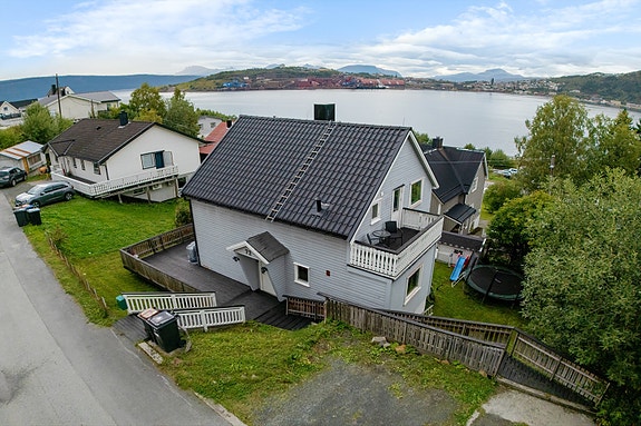 Terrasse på to sider av huset gir både morgensol og kveldssol